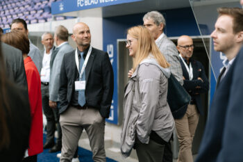 Menschen in Business Kleidung stehen auf dem Fußballfeld